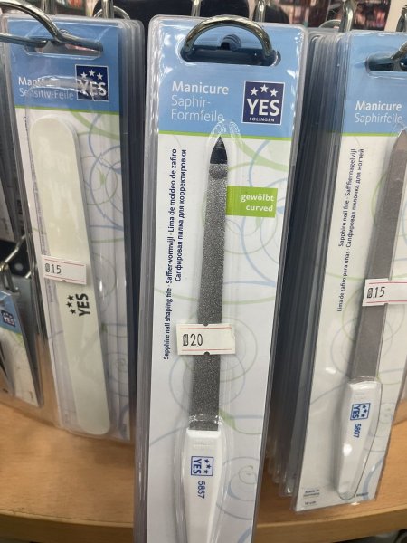 نوع "Sapphire Shaped Nail File YES 95857 Becker Solingen".  يُعد مثاليًا لتشكيل وتحديد الأظافر. يحتوي على جانب خشن للتشكيل وجانب ناعم للتلميع والتنعيم. يتميز بشكل منحني لتوجيه مثالي أثناء الاستخدام. سولينجين الالمانية