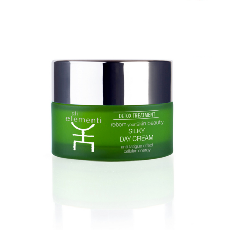 كريم "Silky Day Cream" من gli elementi كريم نهاري مصمم للعناية بالبشرة.  ويواجه بشكل فعال علامات التعب الجلد ويزيد من قوتها ضد الإجهاد؛ وهو مثالي للبشرة الميتة أو الباهتة أو التي تعاني من نقص الطاقة؛ ويُستخدم كعلاج يومي لإزالة السموم من البشرة، ويساعد على حمايتها من الملوثات البيئية وعلامات الإجهاد والتعب، ويُمكن استخدامه كقاعدة للمكياج.