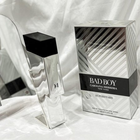 عطر "باد بوي سوبرستارز" من كارولينا هيريرا هو عطر رجالي خشبي عطري صُمم للرجل الواثق والجري