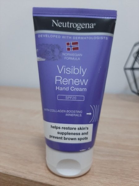 كريم اليدين Neutrogena Visibly Renew مع عامل حماية من الشمس SPF20.