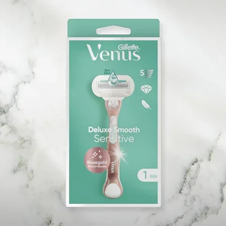 ماكينة حلاقة جيليت فينوس ديلوكس سموث سنسيتيف (Gillette Venus Deluxe Smooth Sensitive) المصممة للبشرة الحساسة.