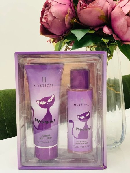 بكج لوشن معطر للجسم بحجم 236 مل وعبوة بخاخ عطري بحجم 250 مل.