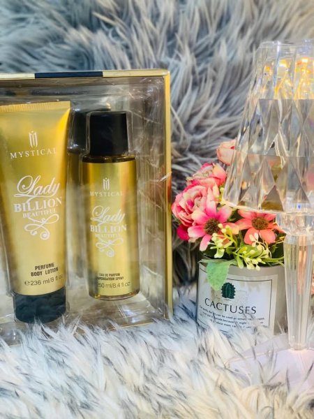 طقم هدايا عطور Mystical Lady Billion يتضمن لوشن للجسم ومعطر، ويأتي في عبوة ذهبية أنيقة
