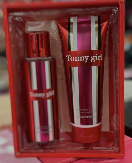 بكج Tonny Girl"  تحتوي على عطر ولوشن للجسم بعبوات حمراء مميزة