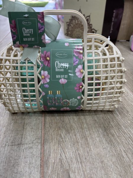 بكج برائحة زهرة الكرز (Cherry Blossom) جل استحمام، لوشن للجسم، وحمامات فوارة.