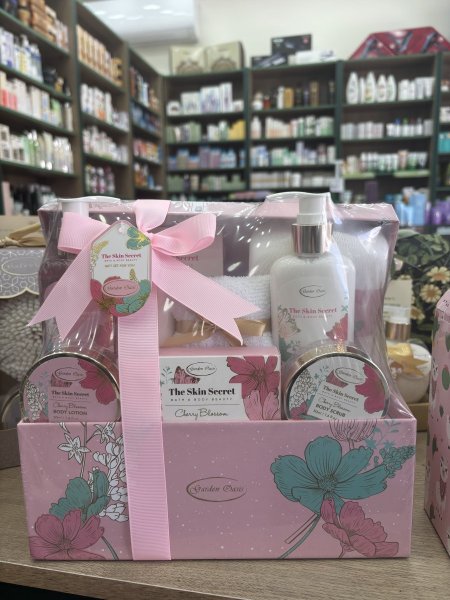 هدية بكج  للعناية بالجسم من "The Skin Secret" برائحة زهر الكرز، وتتضمن المنتجات التالية:  غسول للجسم. صابون زهر الكرز. لوشن للجسم بزهر الكرز. مقشر للجسم بزهر الكرز. منشفة صغيرة.