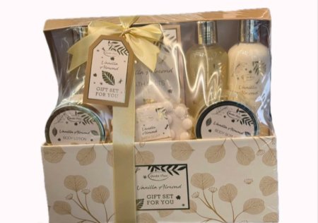 بكج  هدايا "فانيليا لوز" (Vanilla Almond) من "جاردن كير" (Garden Care). تحتوي المجموعة على لوشن للجسم ومقشر للجسم ومنتجات أخرى برائحة الفانيليا واللوز. صندوق الهدايا مزين بتصميم أوراق شجر باللون الذهبي.