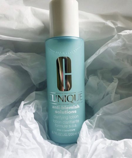 لوشن تنقية البشرة المقاوم للشوائب من كلينيك (Clinique Anti-Blemish Solutions Clarifying Lotion) مصمم خصيصاً  للبشرة المعرضة للحبوب والدهون الزائدة